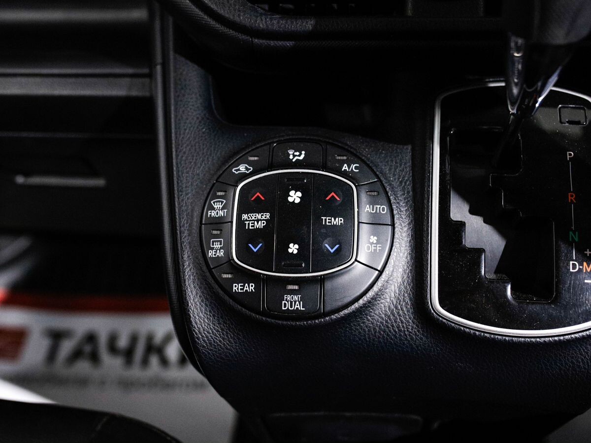 Toyota Voxy 2018 - фото автомобиля