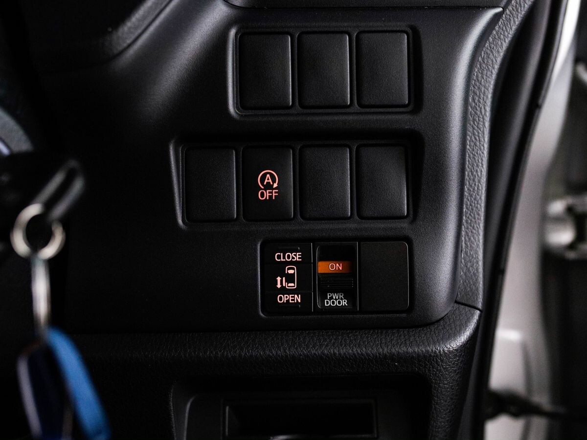 Toyota Voxy 2018 - фото автомобиля