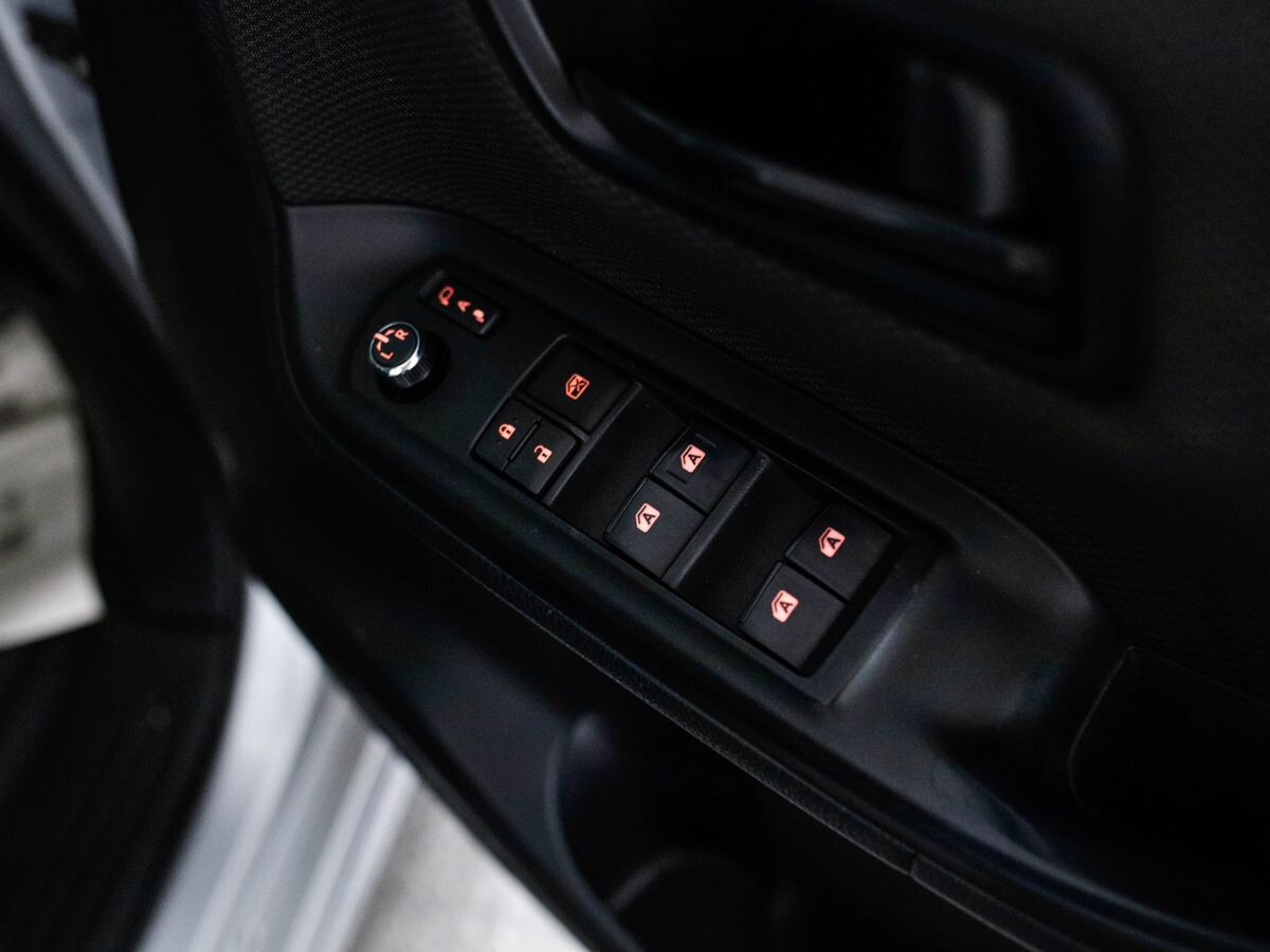 Toyota Voxy 2018 - фото автомобиля
