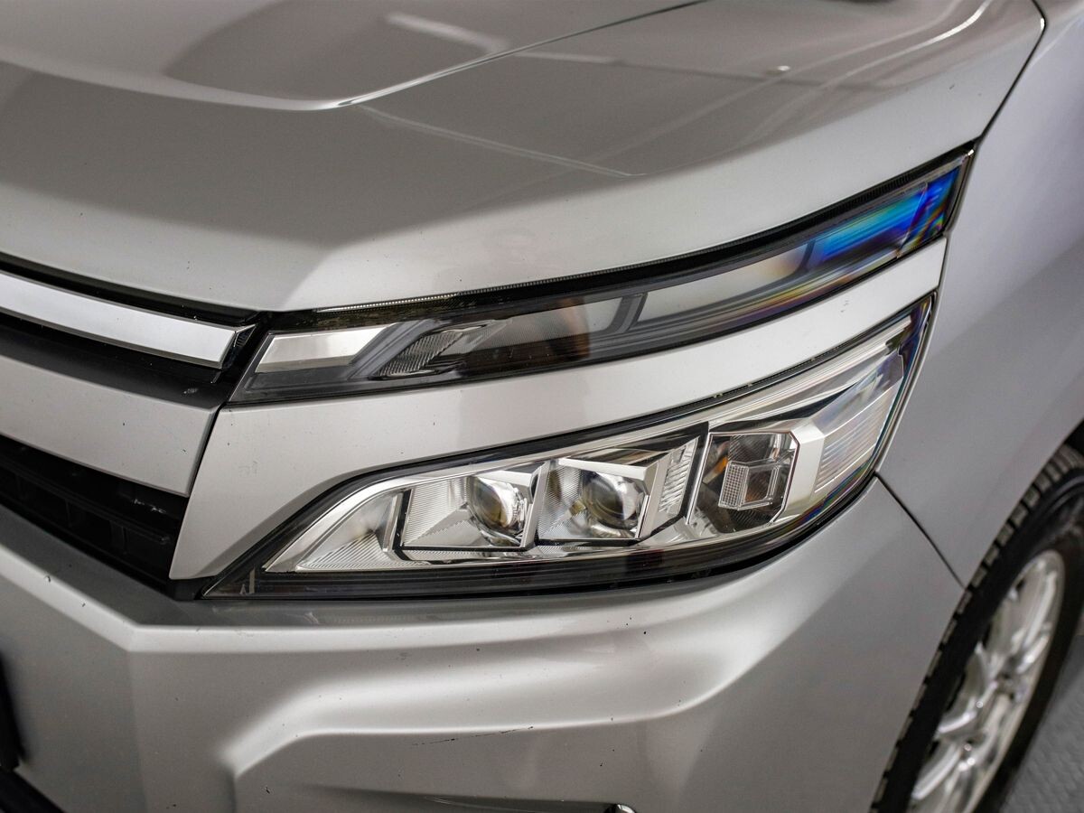 Toyota Voxy 2018 - фото автомобиля