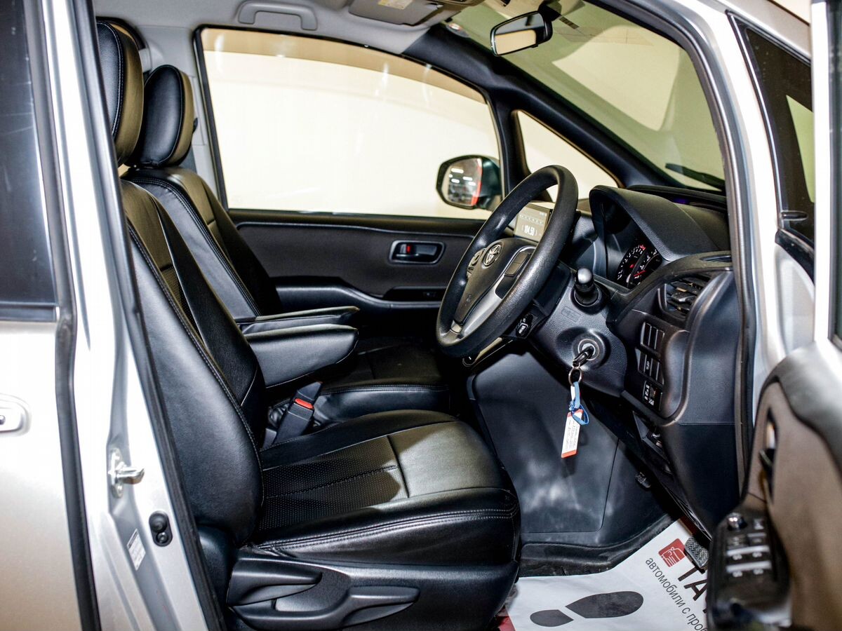 Toyota Voxy 2018 - фото автомобиля
