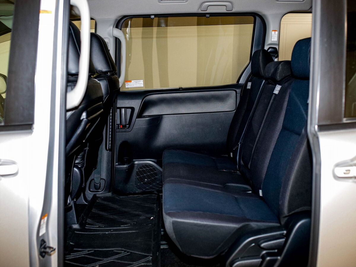 Toyota Voxy 2018 - фото автомобиля