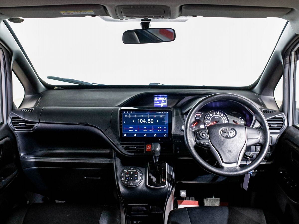 Toyota Voxy 2018 - фото автомобиля