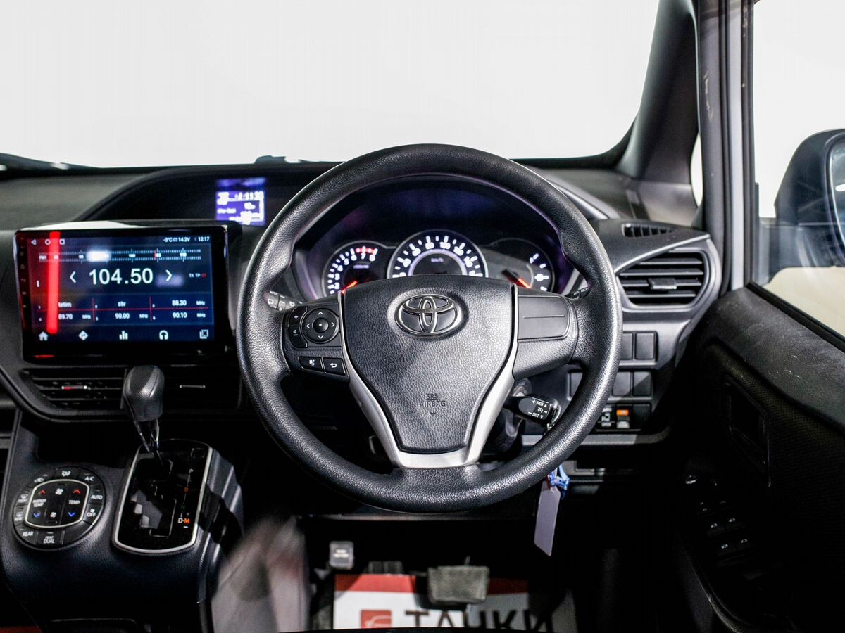 Toyota Voxy 2018 - фото автомобиля