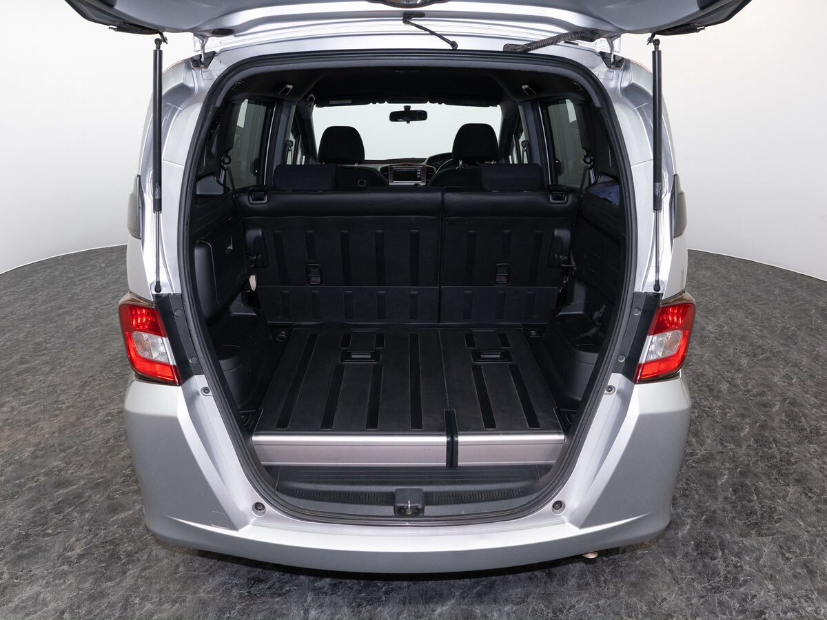 Honda Freed Spike 2011 - фото автомобиля