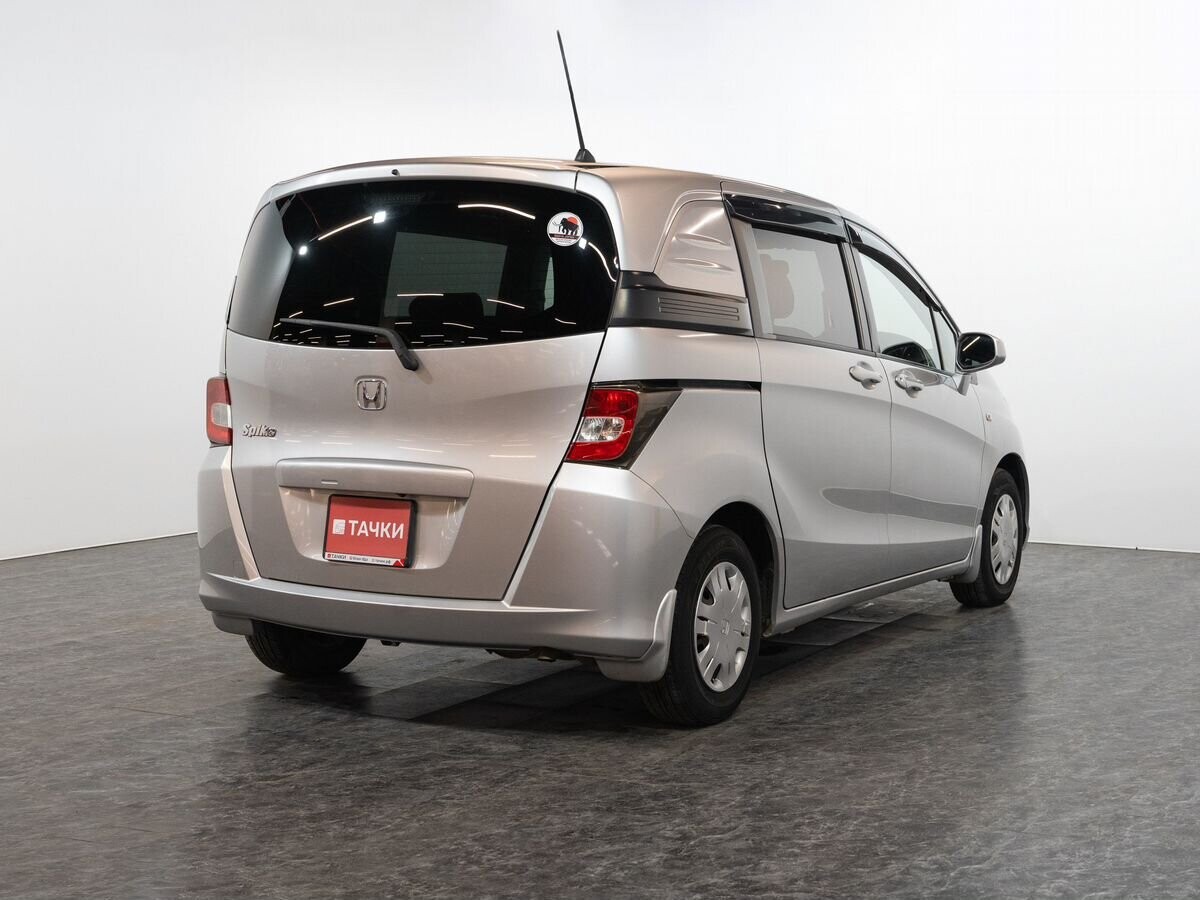 Honda Freed Spike 2011 - фото автомобиля