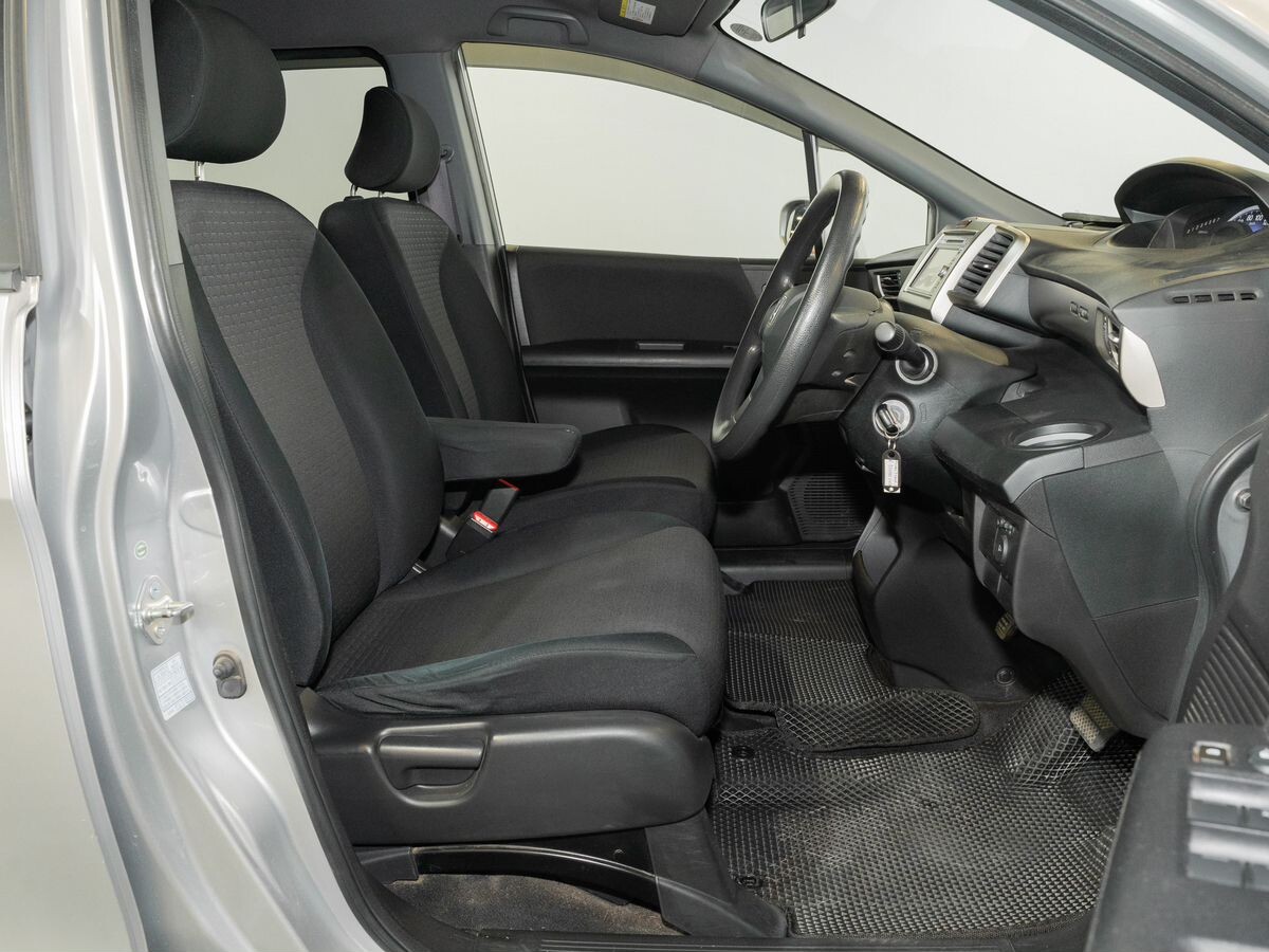 Honda Freed Spike 2011 - фото автомобиля