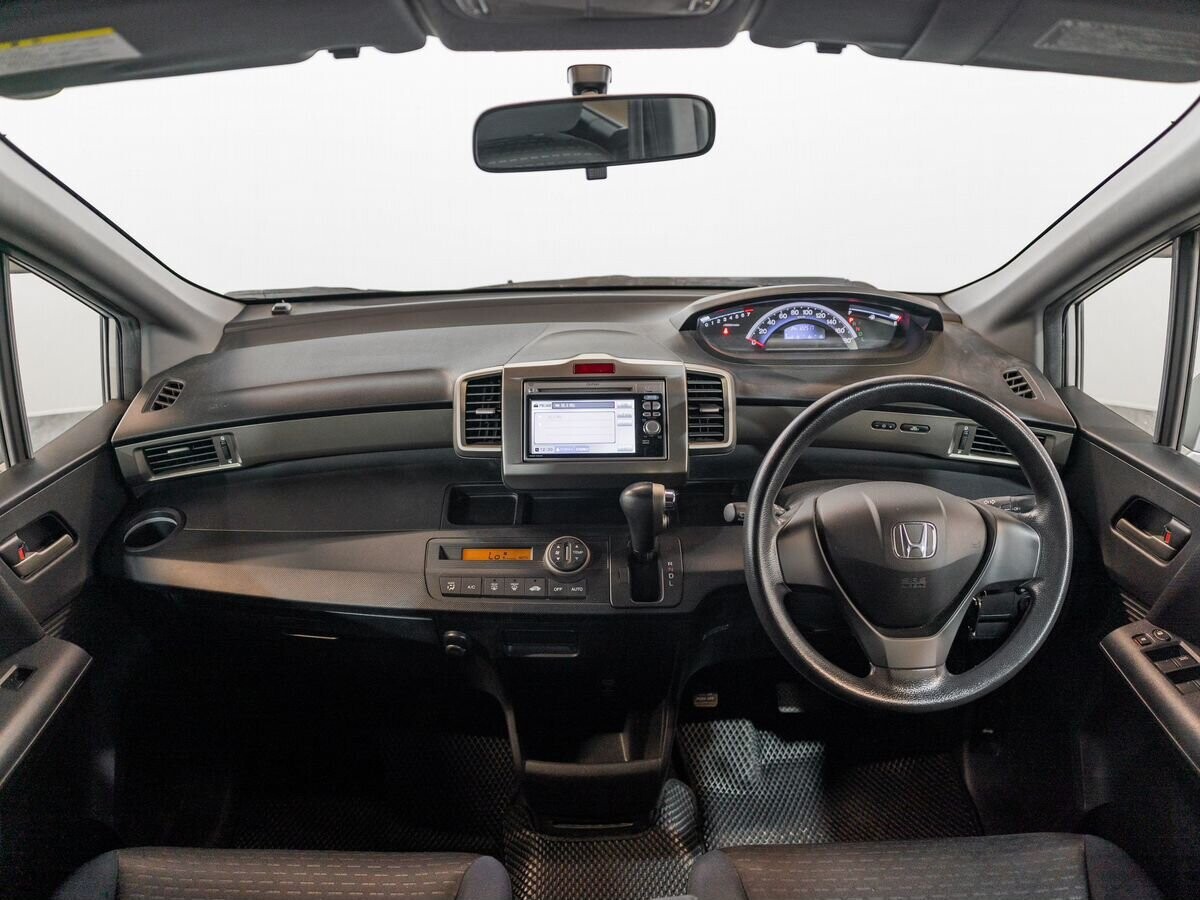 Honda Freed Spike 2011 - фото автомобиля