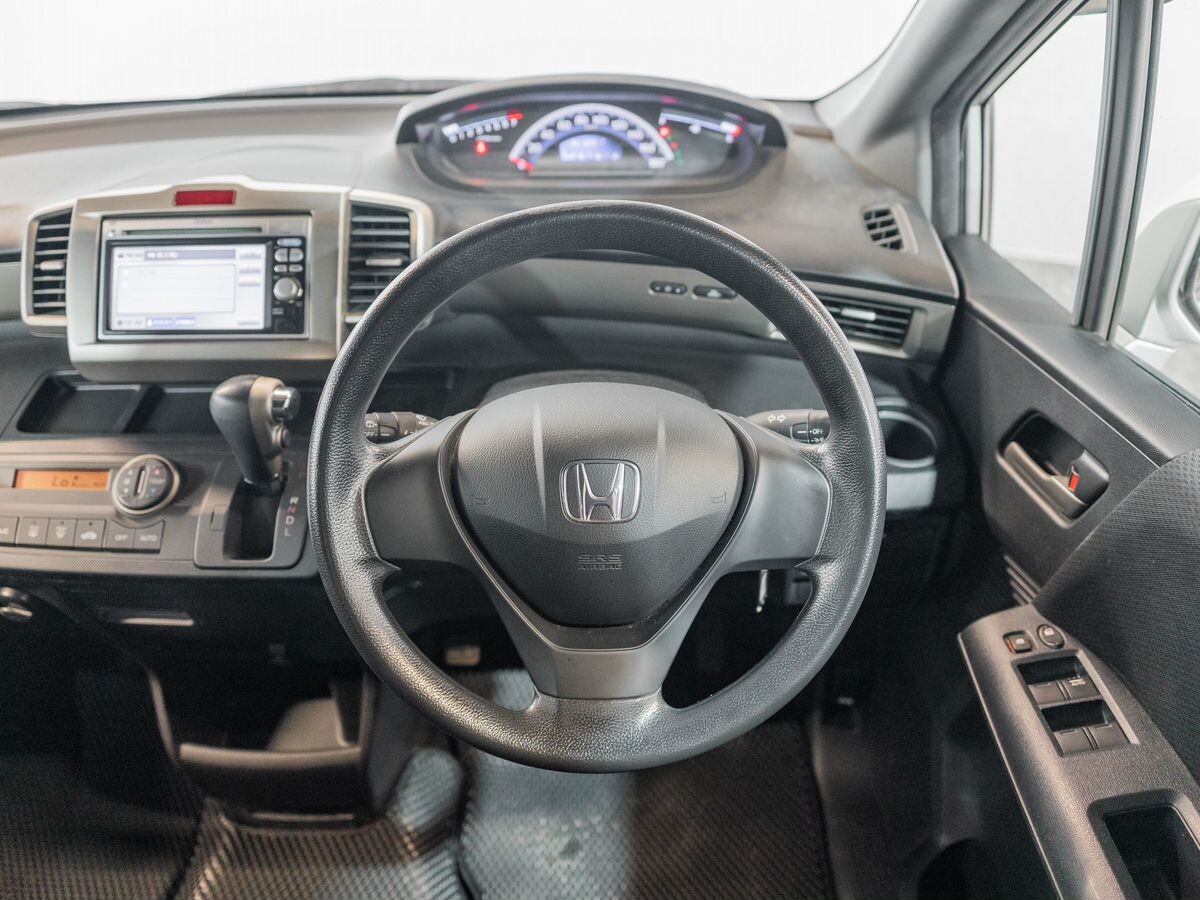 Honda Freed Spike 2011 - фото автомобиля