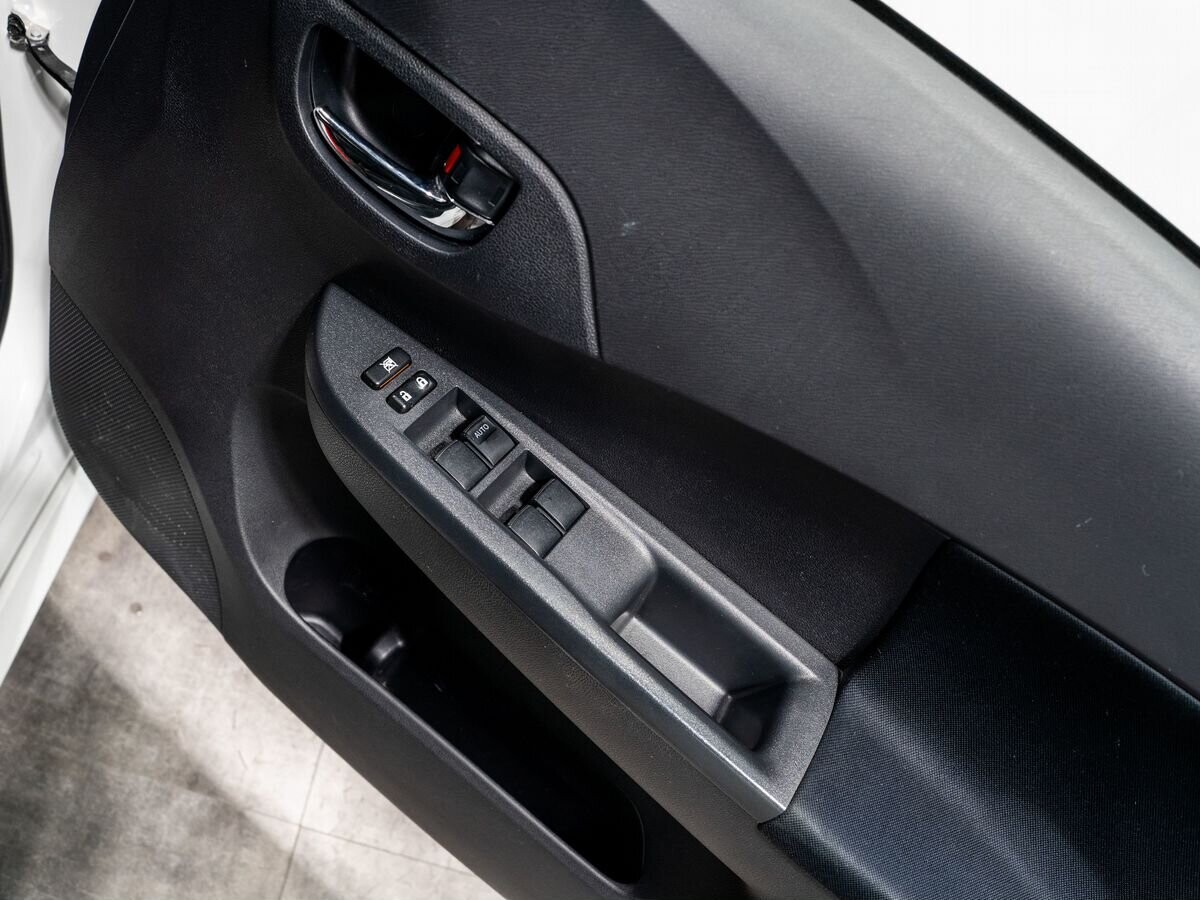 Toyota Ractis 2010 - фото автомобиля
