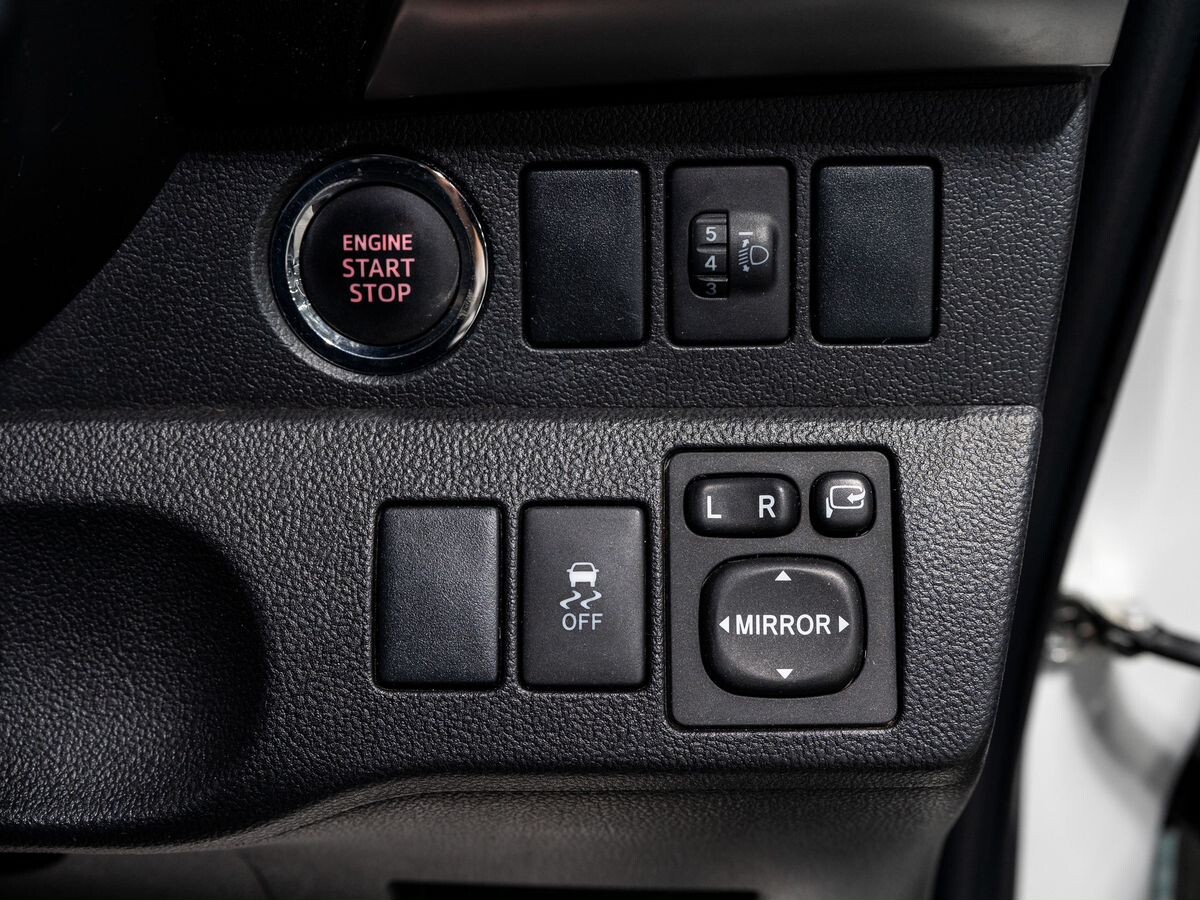 Toyota Ractis 2010 - фото автомобиля