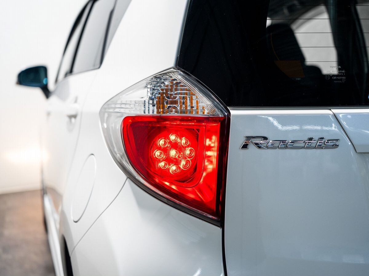 Toyota Ractis 2010 - фото автомобиля