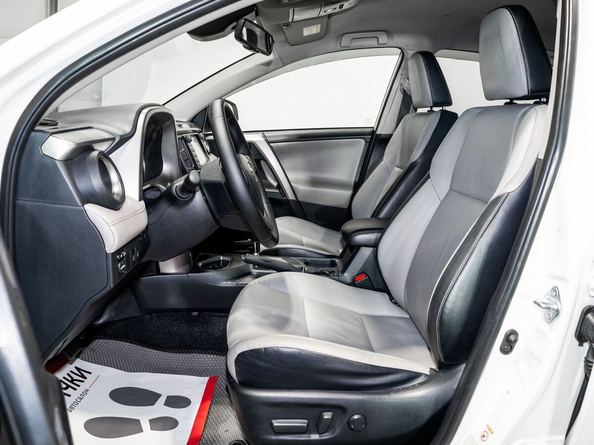 Toyota RAV4 2017 - фото автомобиля