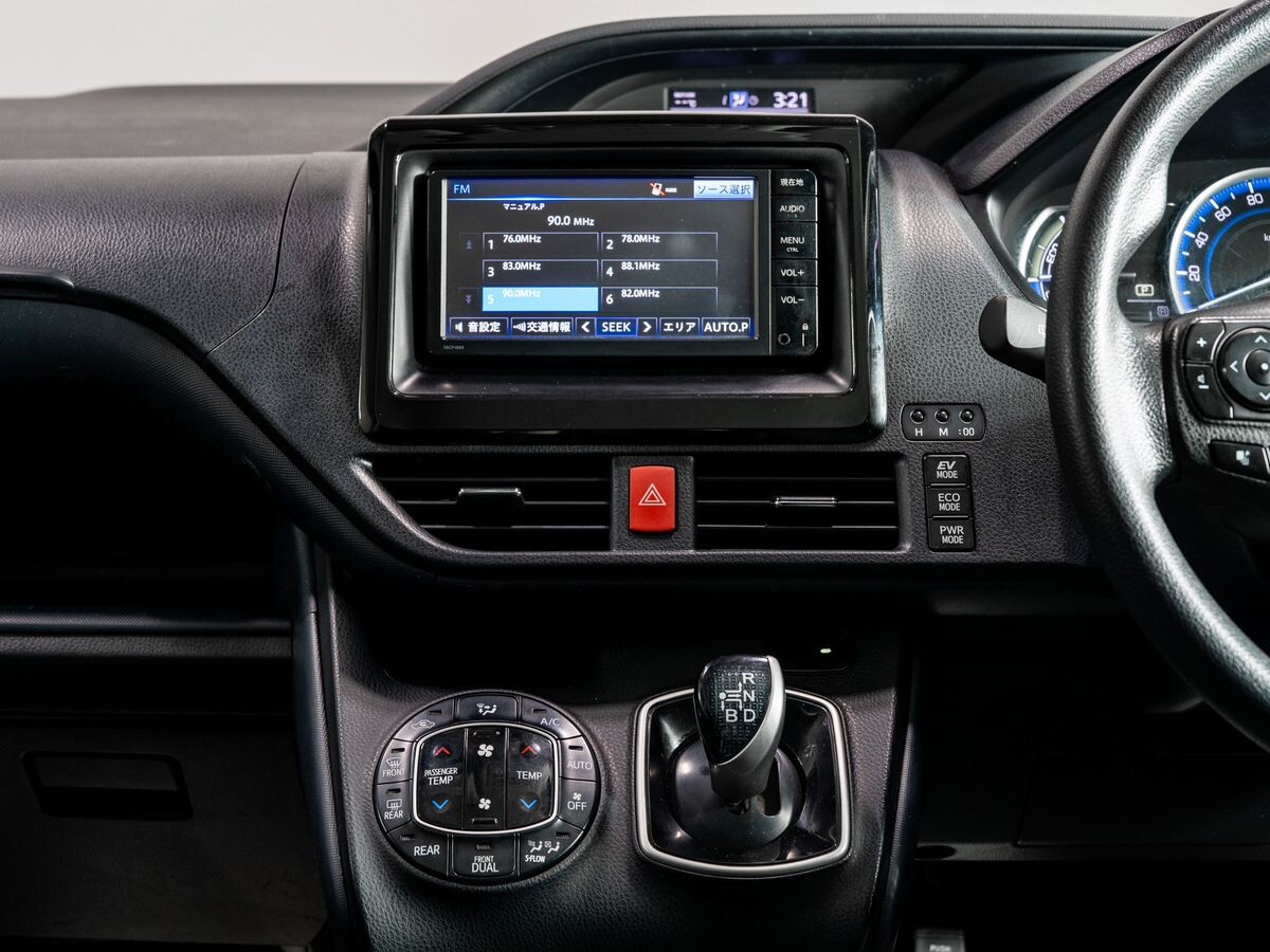 Toyota Voxy 2015 - фото автомобиля