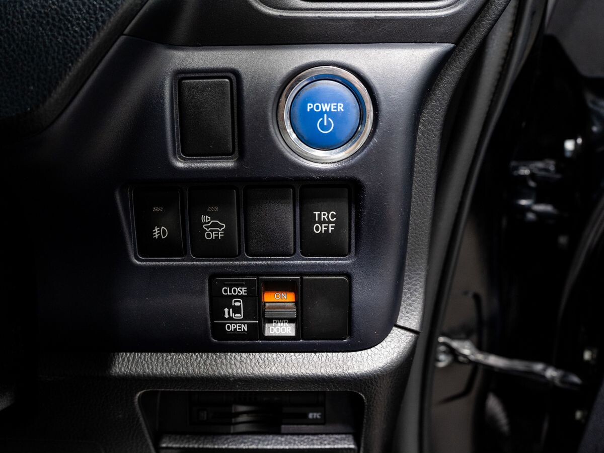 Toyota Voxy 2015 - фото автомобиля