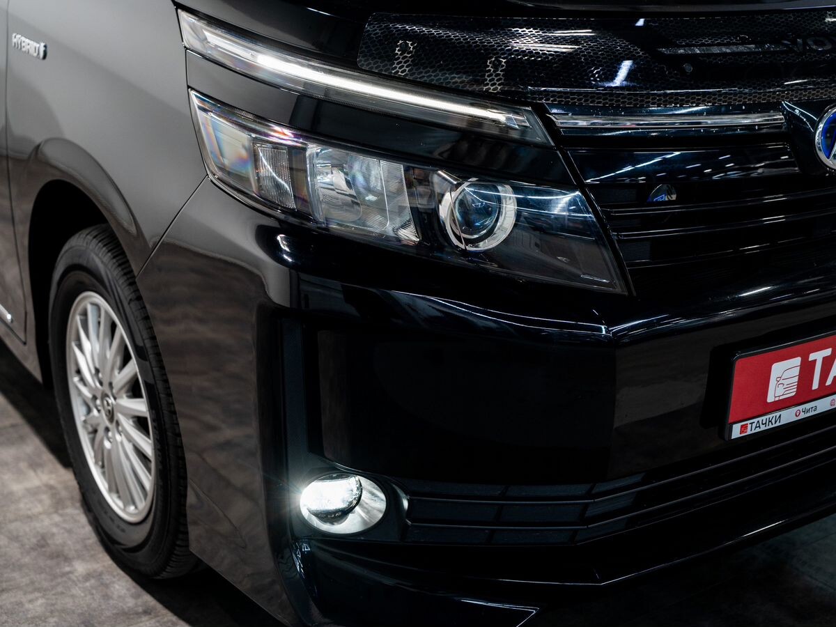 Toyota Voxy 2015 - фото автомобиля