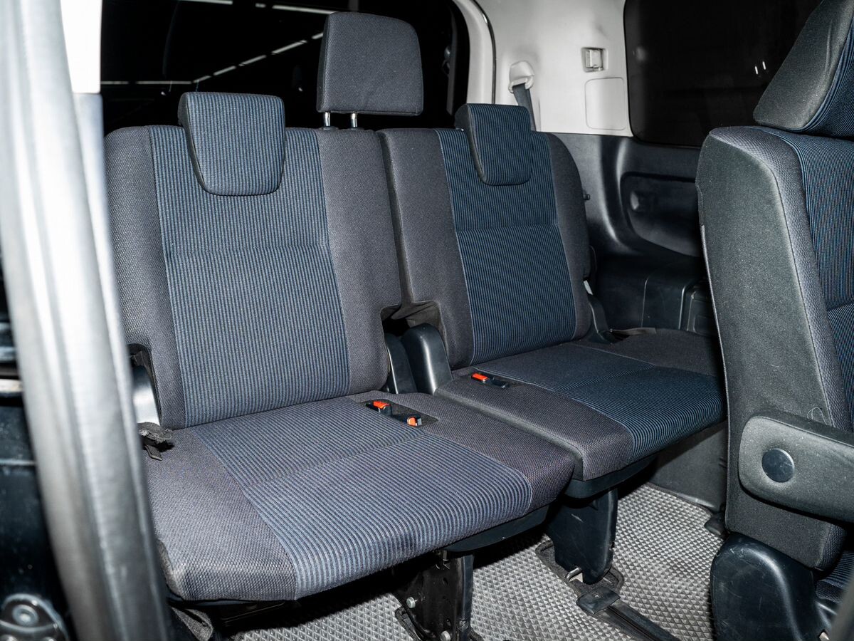 Toyota Voxy 2015 - фото автомобиля