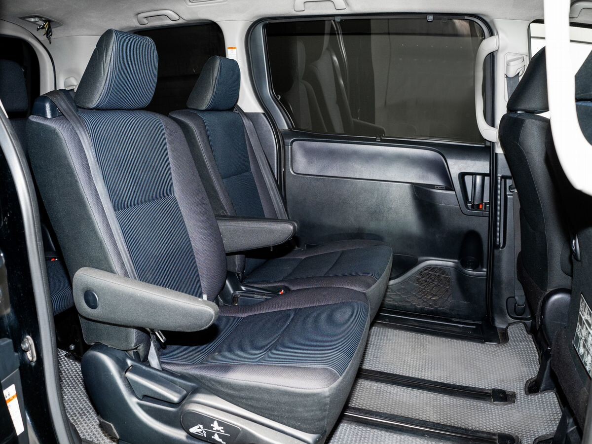 Toyota Voxy 2015 - фото автомобиля