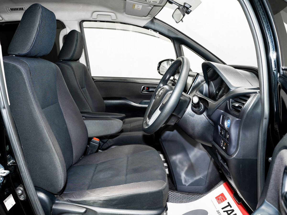 Toyota Voxy 2015 - фото автомобиля