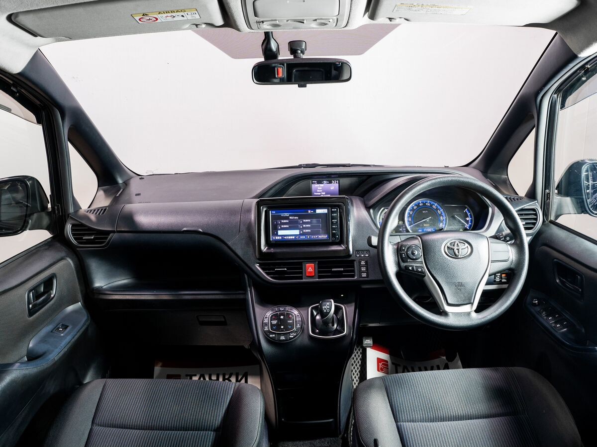 Toyota Voxy 2015 - фото автомобиля
