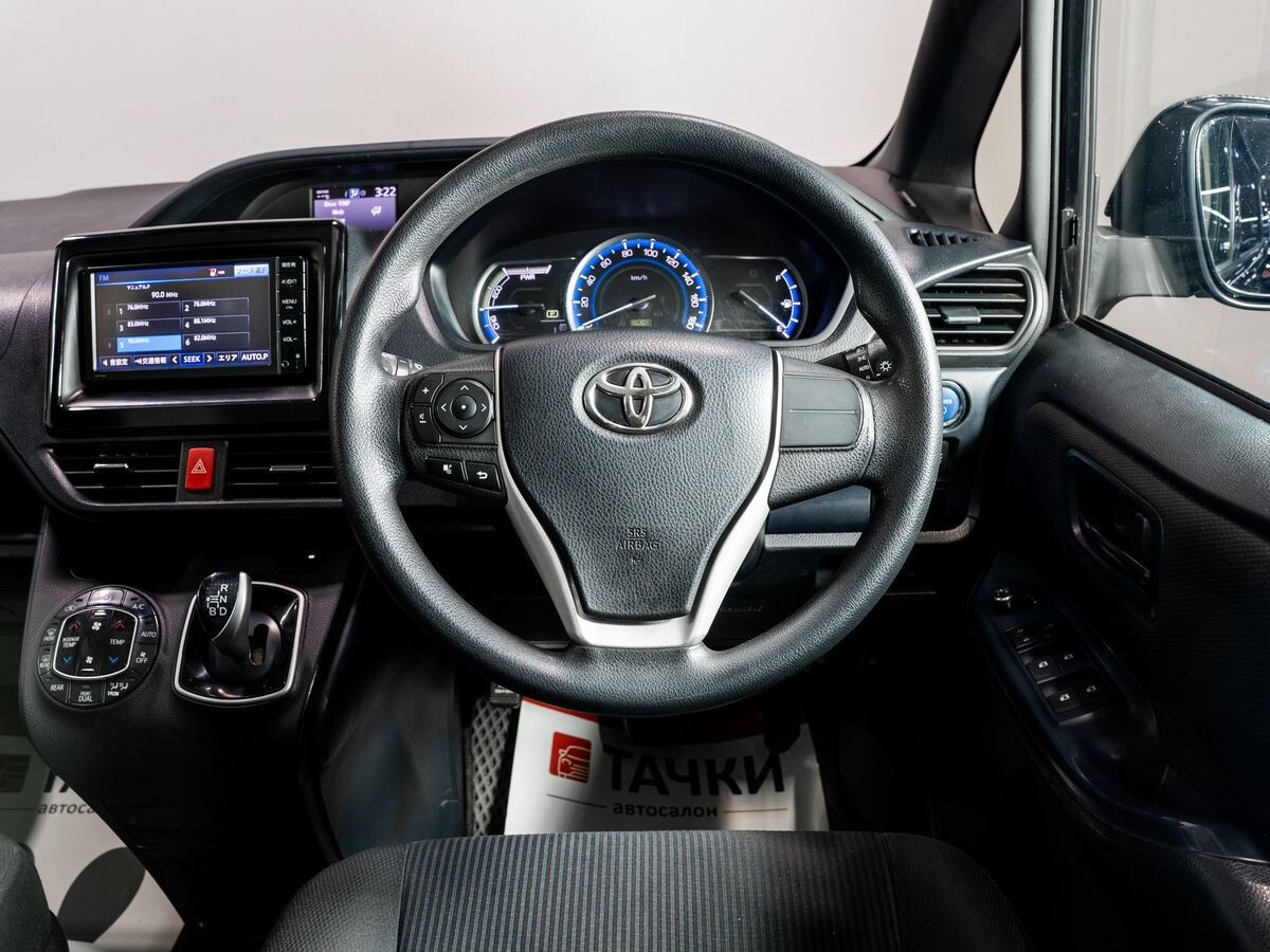 Toyota Voxy 2015 - фото автомобиля