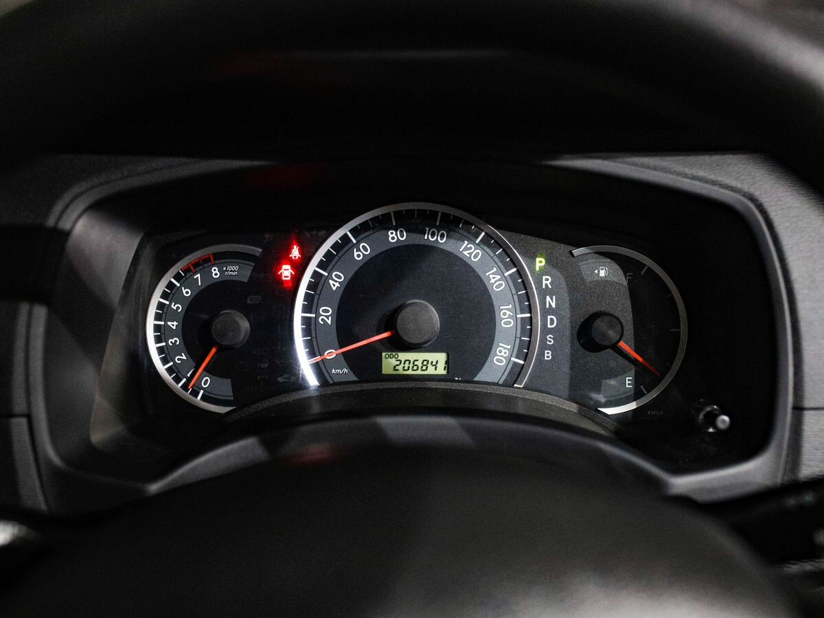 Toyota Isis 2011 - фото автомобиля