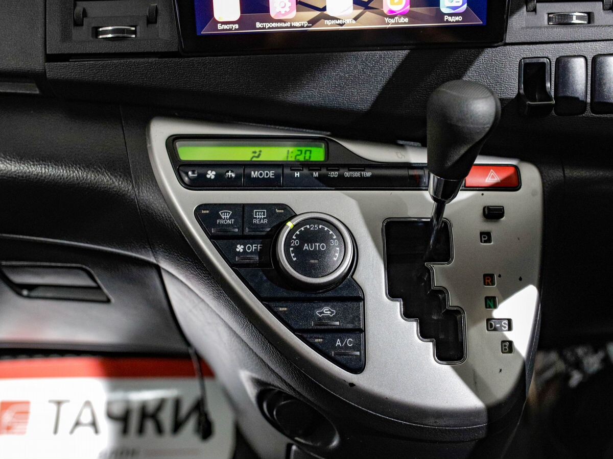 Toyota Isis 2011 - фото автомобиля