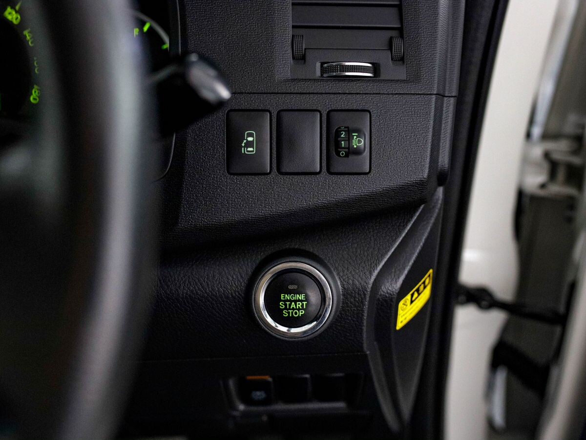 Toyota Isis 2011 - фото автомобиля
