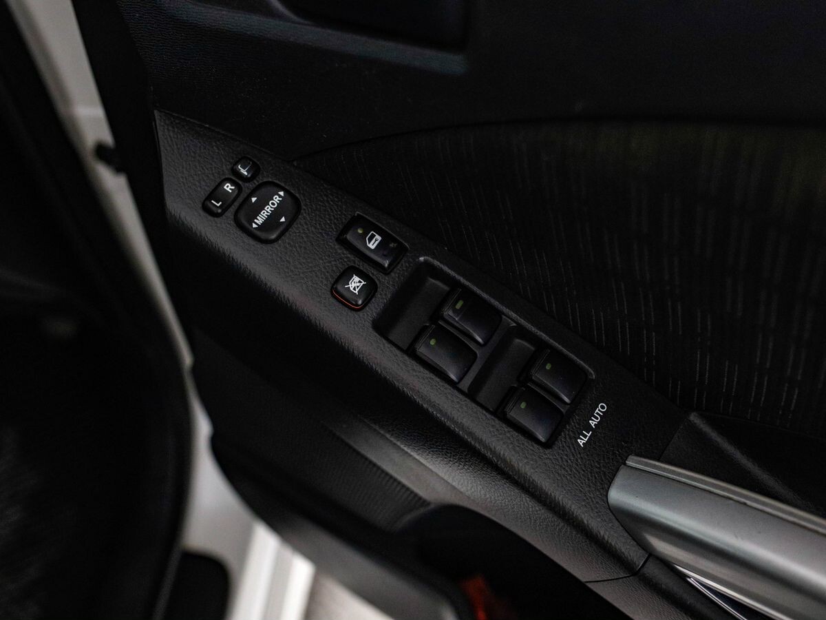 Toyota Isis 2011 - фото автомобиля