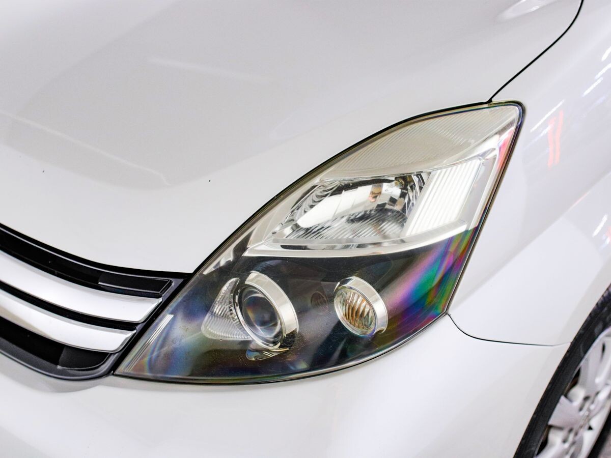 Toyota Isis 2011 - фото автомобиля