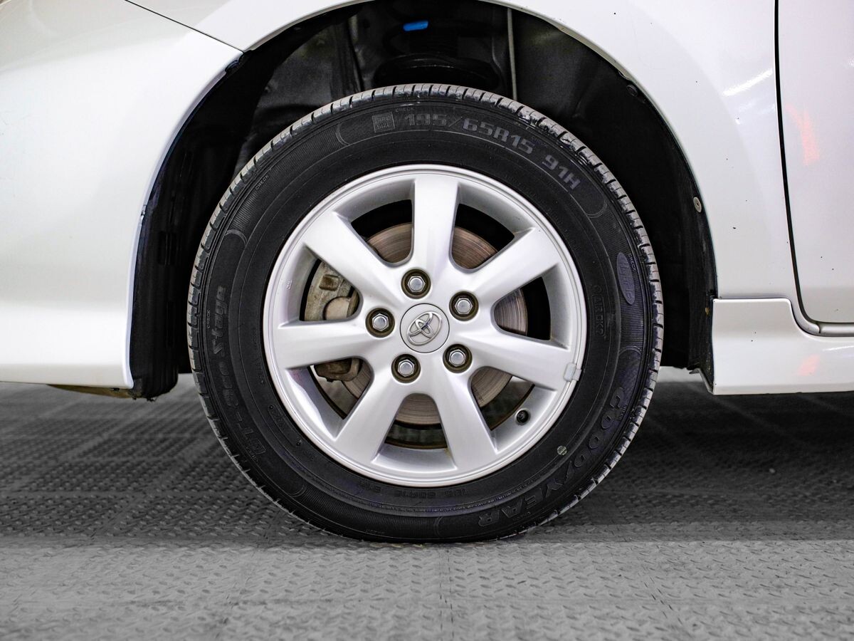 Toyota Isis 2011 - фото автомобиля