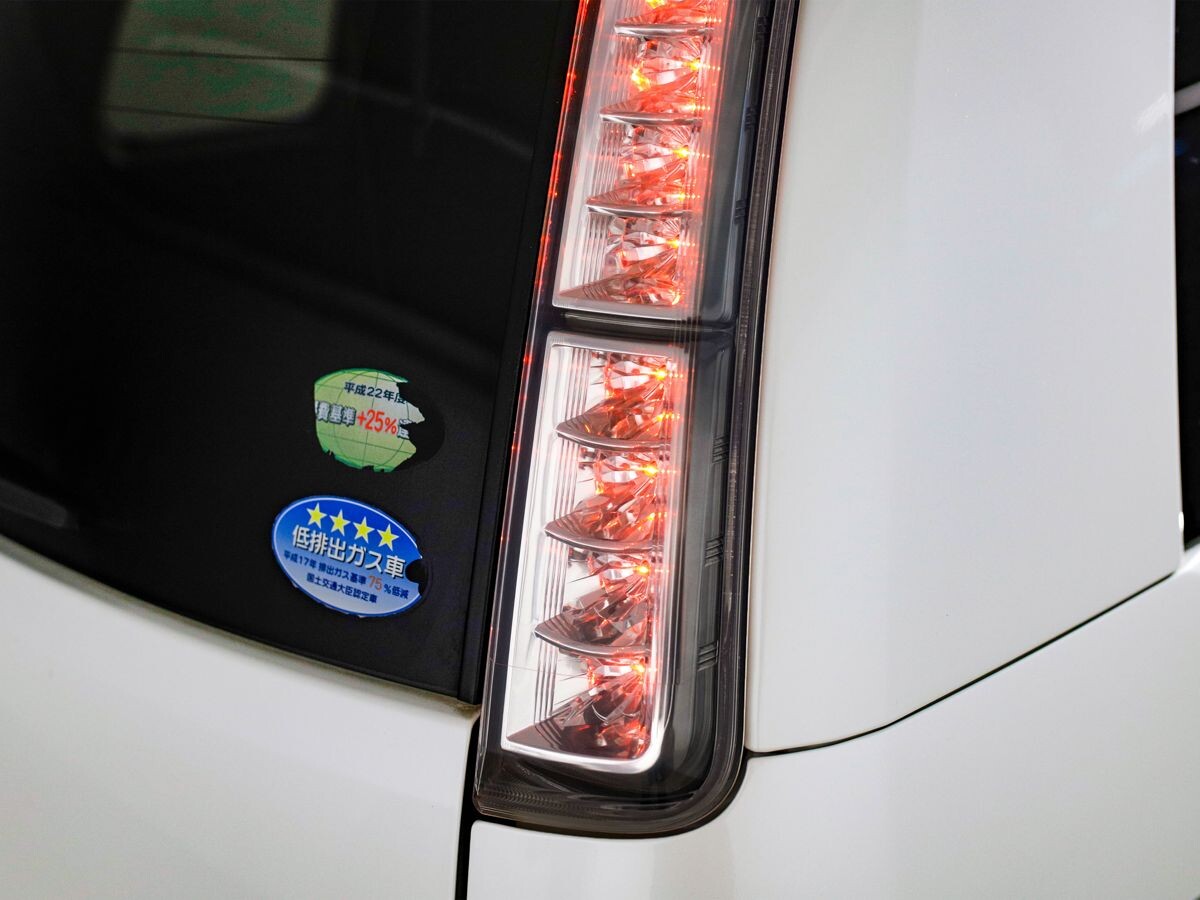 Toyota Isis 2011 - фото автомобиля