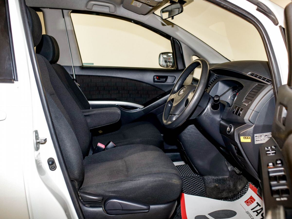 Toyota Isis 2011 - фото автомобиля