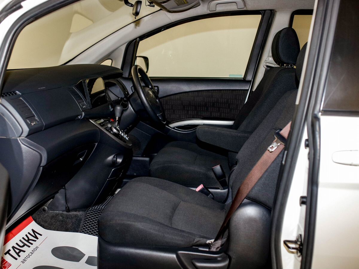Toyota Isis 2011 - фото автомобиля
