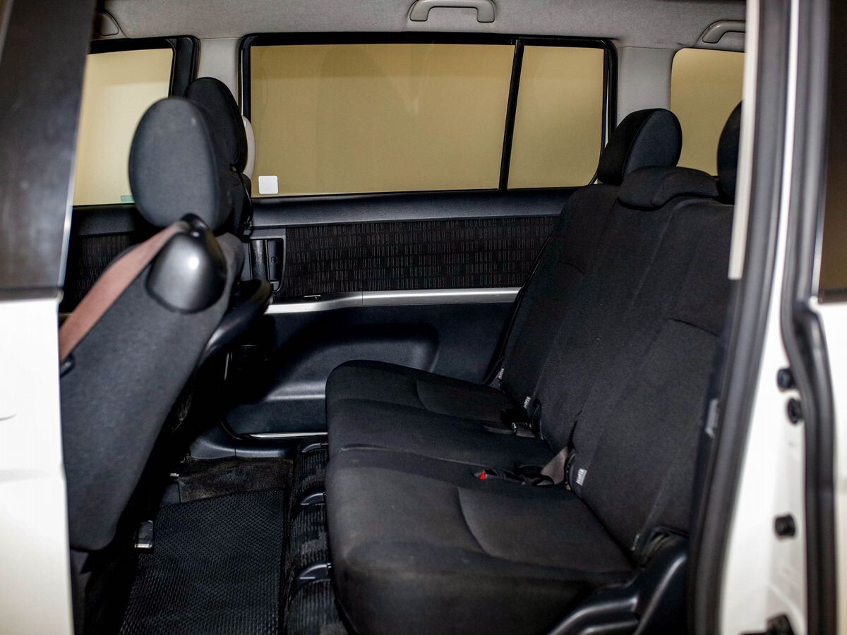 Toyota Isis 2011 - фото автомобиля