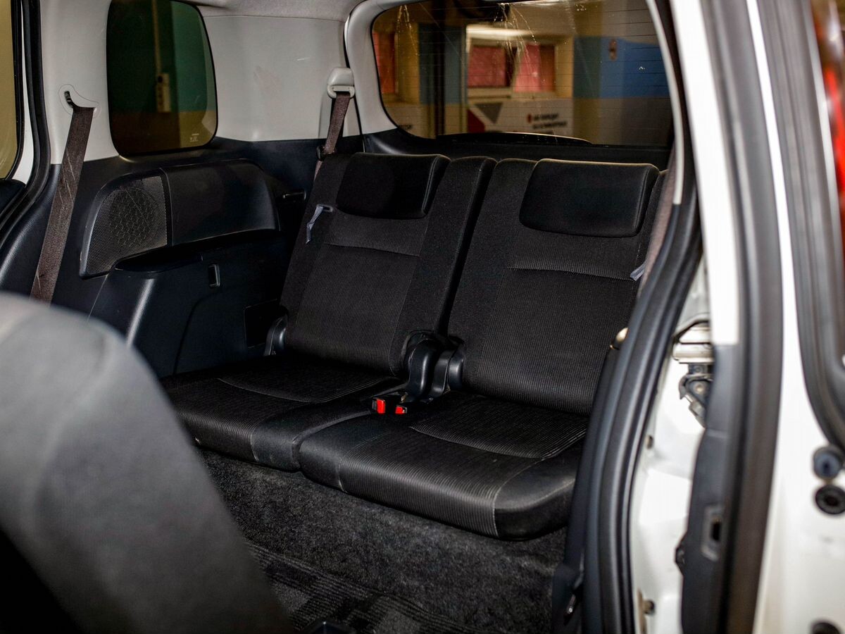 Toyota Isis 2011 - фото автомобиля