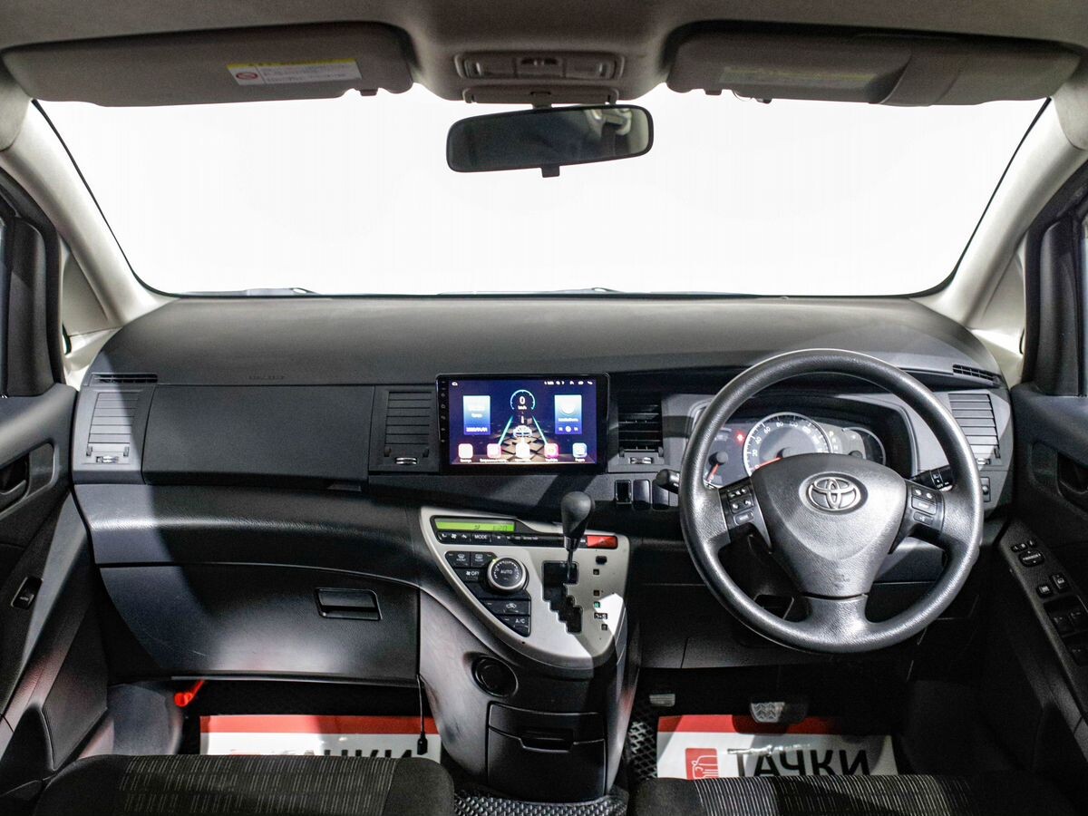 Toyota Isis 2011 - фото автомобиля