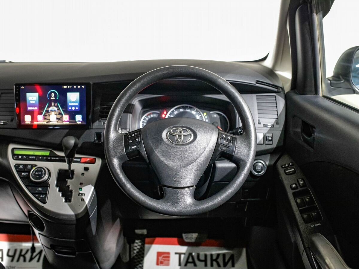 Toyota Isis 2011 - фото автомобиля