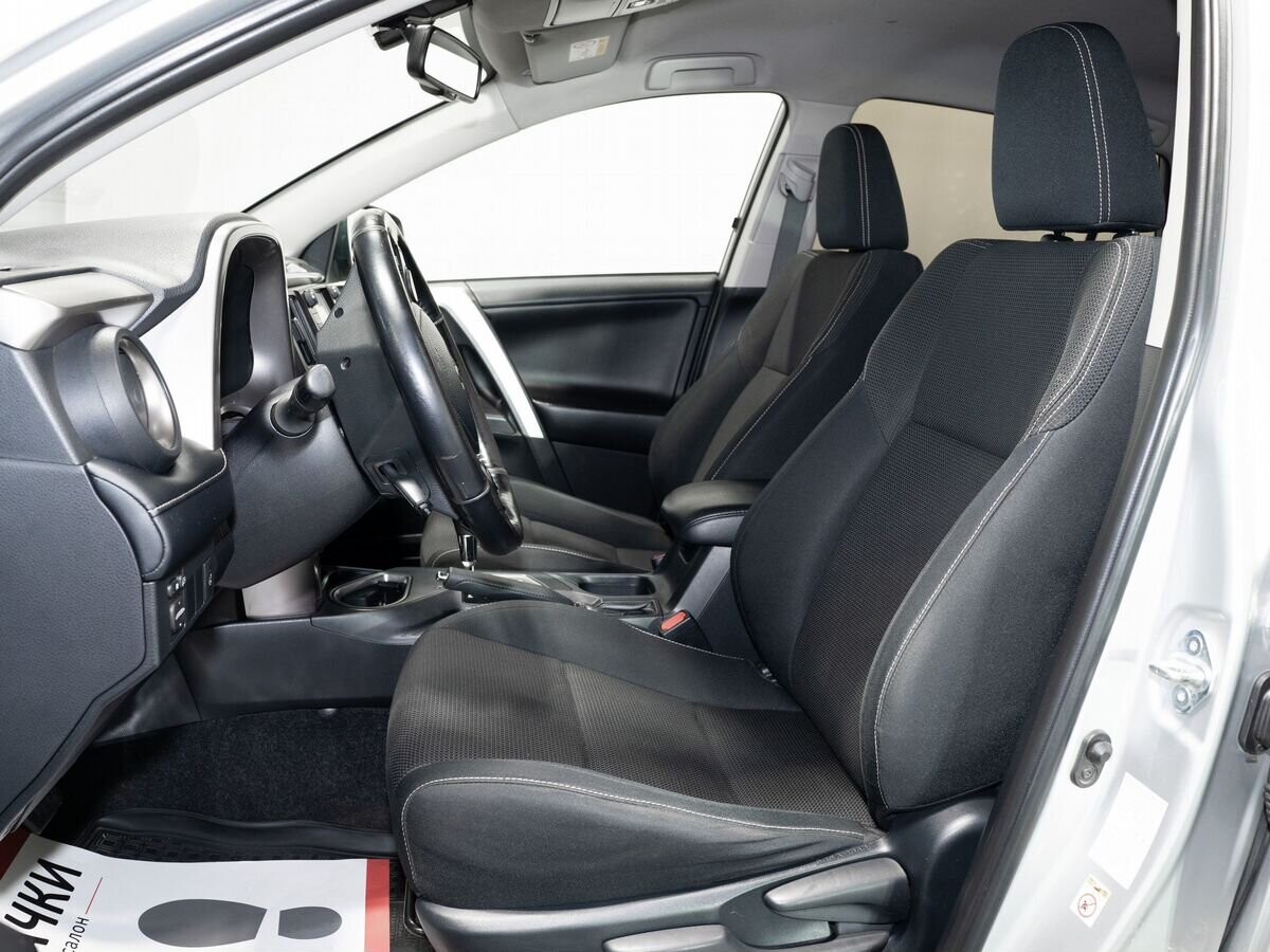 Toyota RAV4 2018 - фото автомобиля