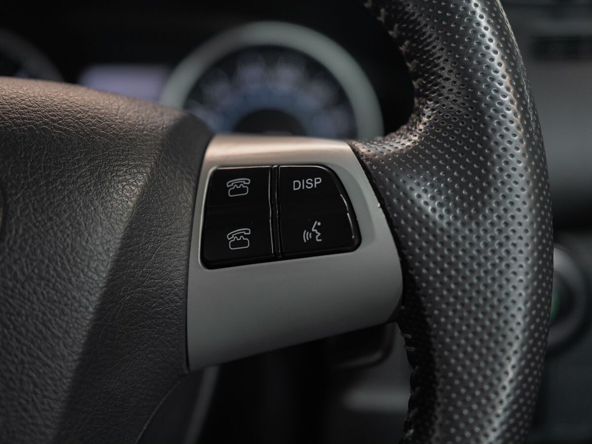 Toyota Wish 2012 - фото автомобиля