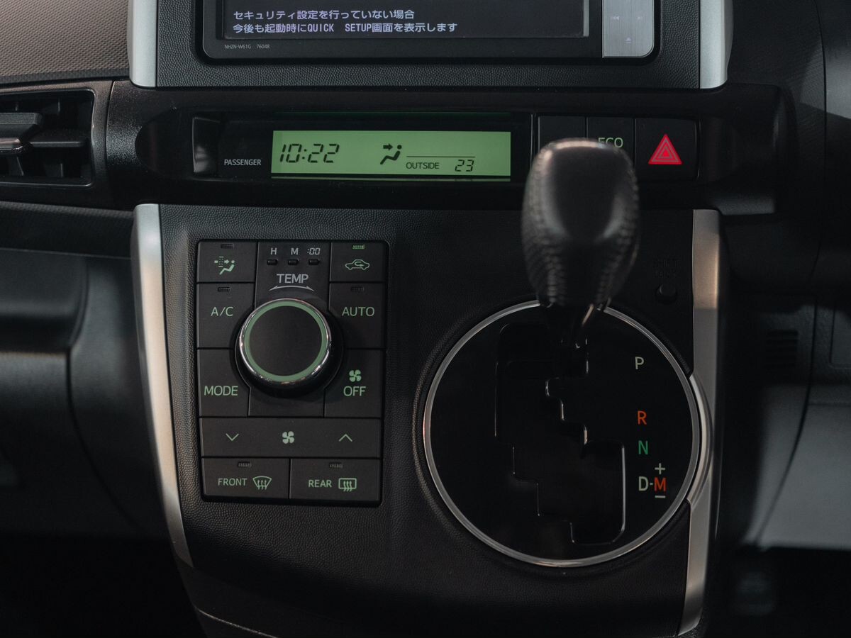 Toyota Wish 2012 - фото автомобиля