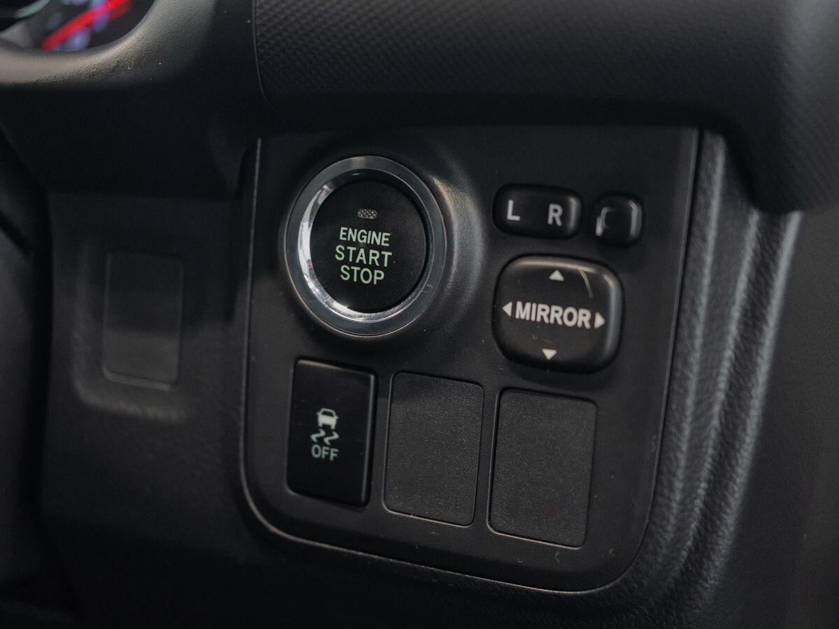 Toyota Wish 2012 - фото автомобиля