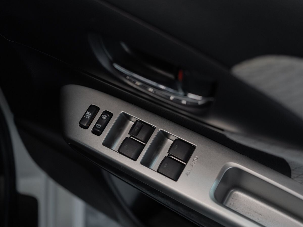 Toyota Wish 2012 - фото автомобиля