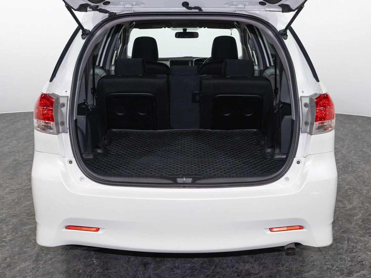 Toyota Wish 2012 - фото автомобиля