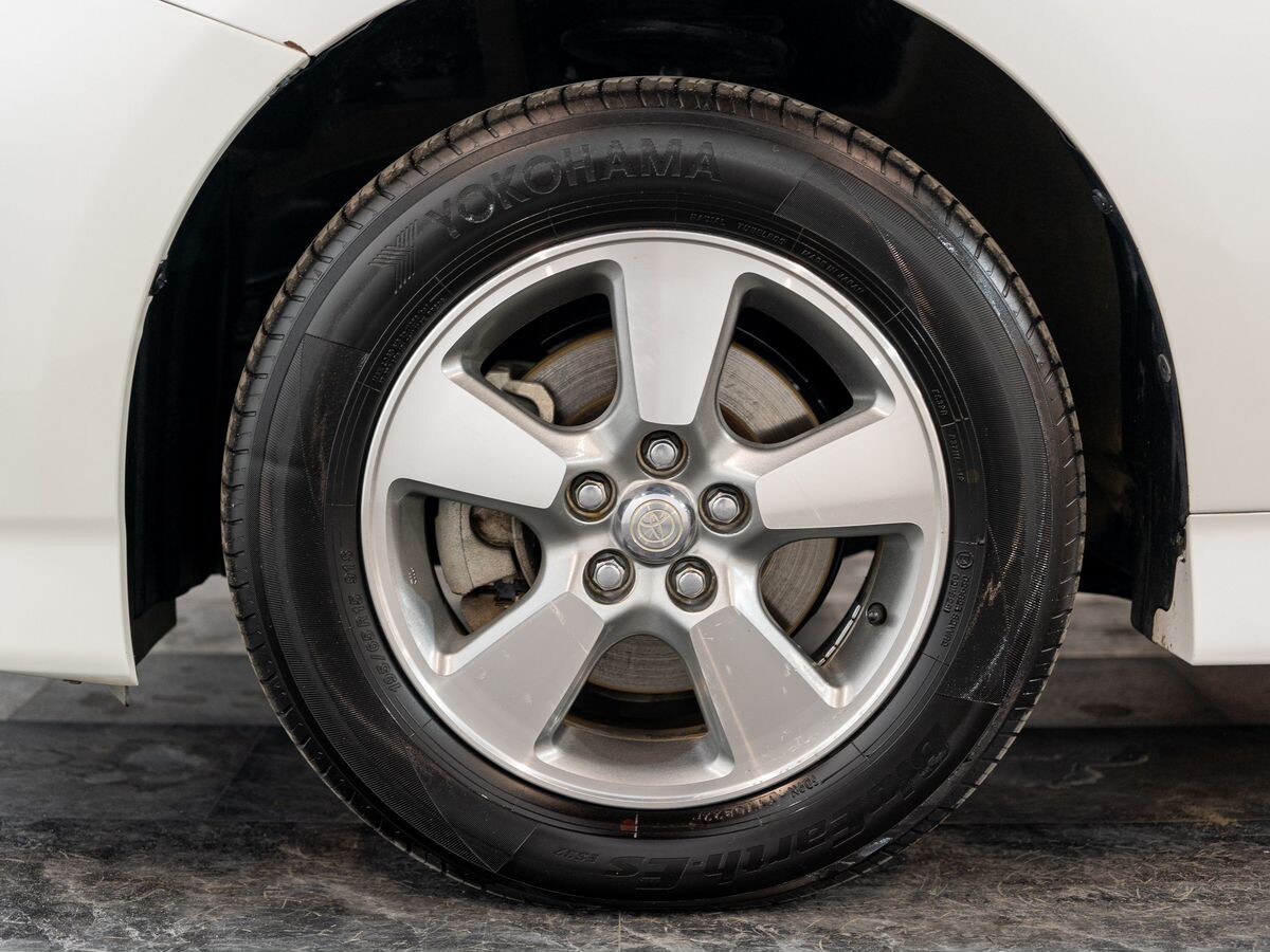 Toyota Wish 2012 - фото автомобиля