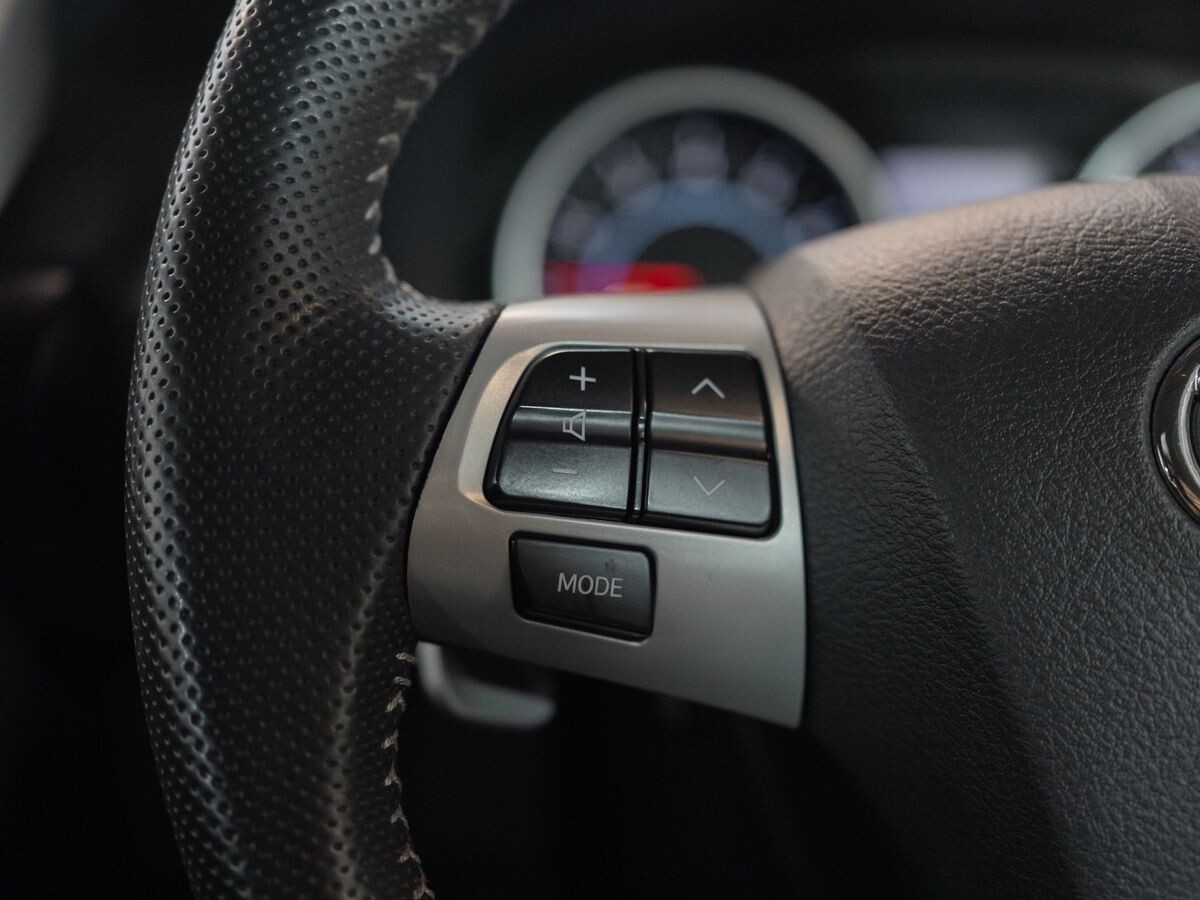 Toyota Wish 2012 - фото автомобиля