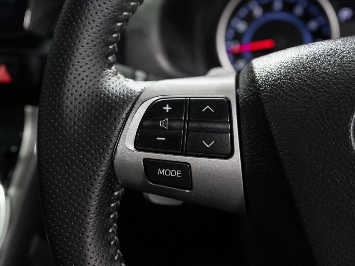 Toyota Wish 2013 - фото автомобиля