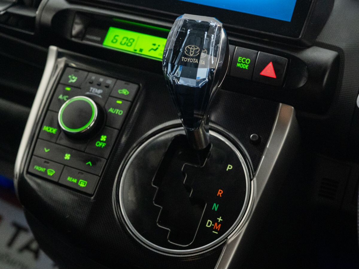 Toyota Wish 2013 - фото автомобиля