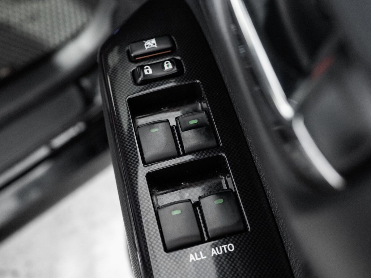 Toyota Wish 2013 - фото автомобиля