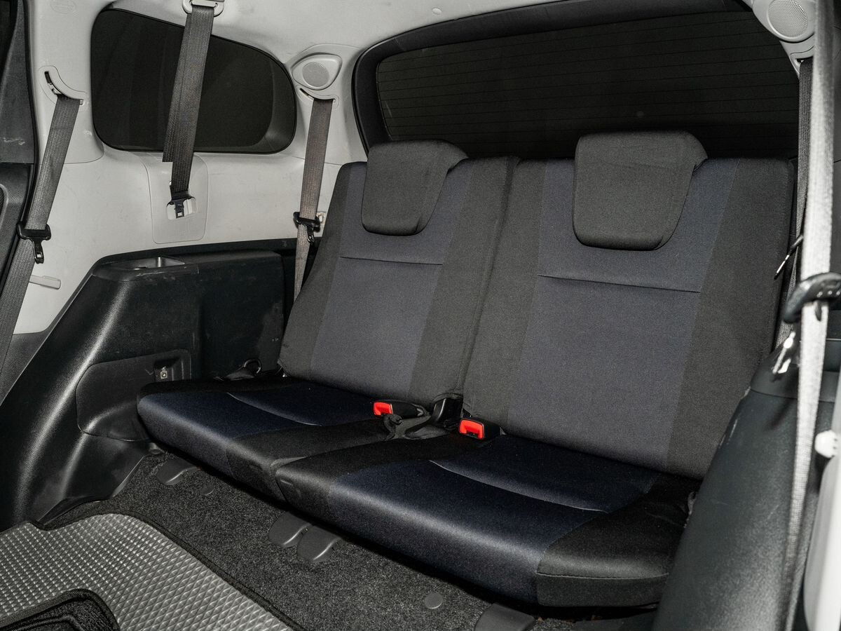 Toyota Wish 2013 - фото автомобиля